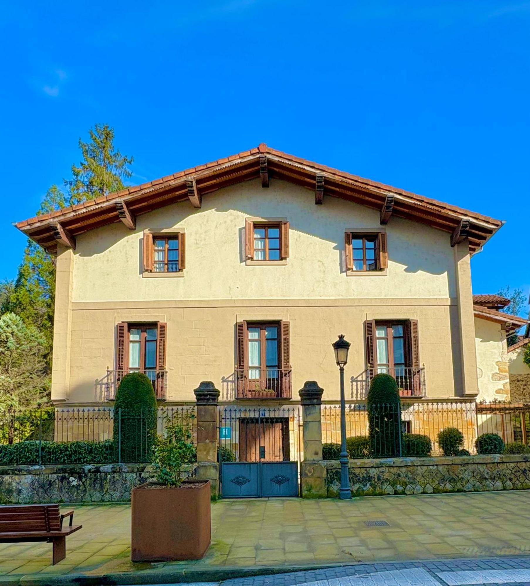 Hotel Konbenio Аморебиета-Етхано Екстериор снимка